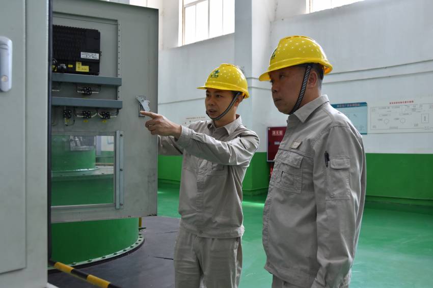 繼電保護系統體檢。國網四川岷江供電有限公司供圖