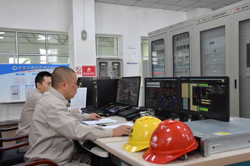 沙牌電站中控室運維值班。國網四川岷江供電有限公司供圖