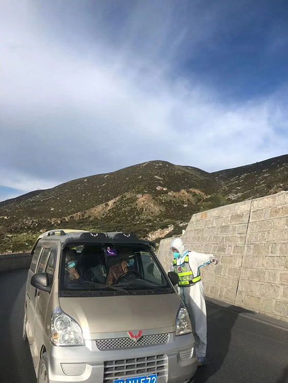 對過往車輛進行檢查。