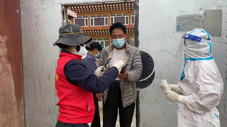 采集核酸前，先掃描。阿壩州新聞傳媒中心供圖