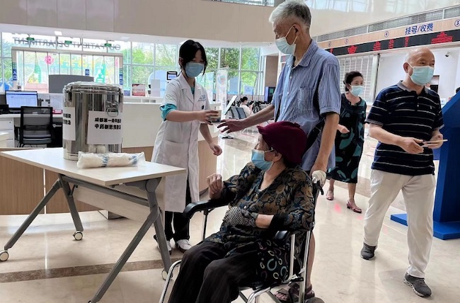 成都第一骨科醫(yī)院熬制新冠肺炎預(yù)防湯供市民和就診患者免費飲用。醫(yī)院供圖
