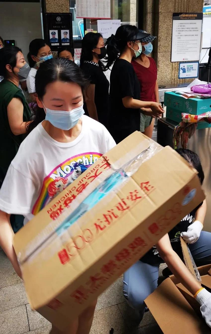 汪彥妮為居民們配送物資。成都高新公安供圖
