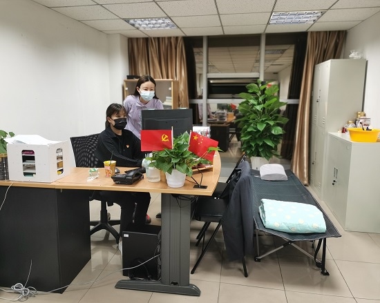 成都農商銀行青羊支行員工24小時駐守，確保疫情防控特殊時期金融服務保障不間斷、不打折。龍鳳攝