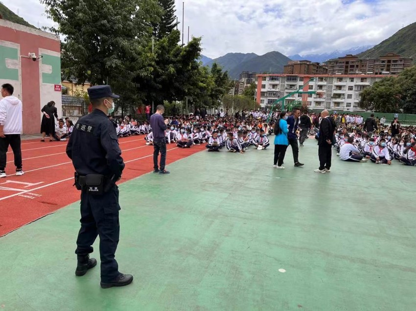 甘孜公安迅速參與抗震救災。甘孜公安供圖