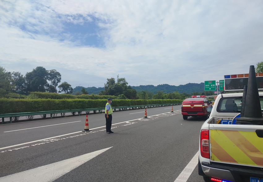 在高速路上執(zhí)勤的交警。四川省交警總隊供圖