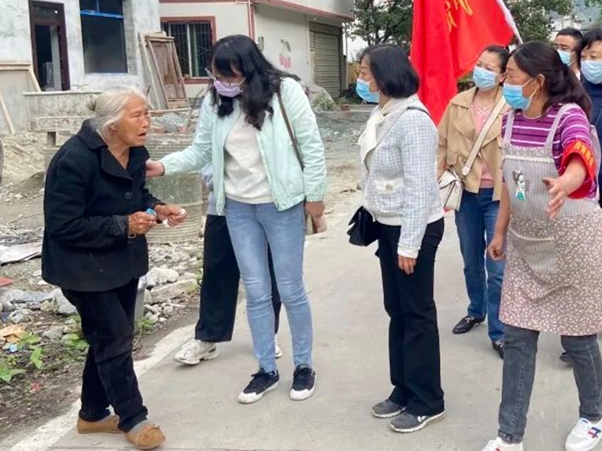 檢察人員安撫受災(zāi)群眾情緒。四川省檢察院供圖