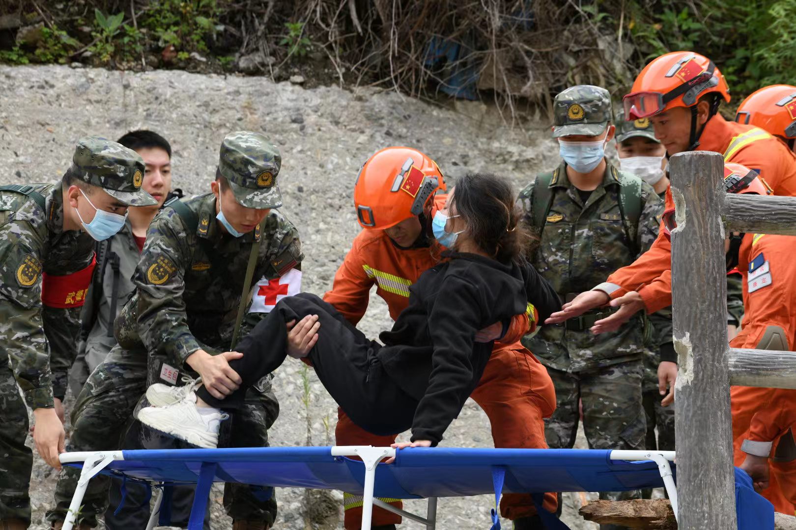 加固簡易橋梁，森林消防員護送傷員就醫。四川省森林消防總隊供圖