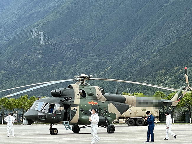 直升機成功轉運10余名地震傷員至瀘定縣城。四川省衛健委供圖