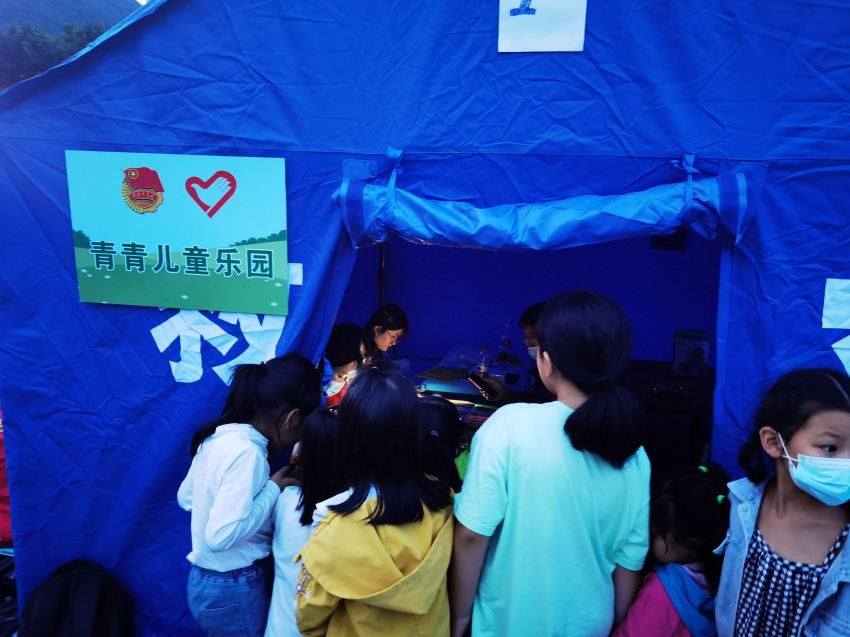 “青青兒童樂園”在雅安市石棉縣世紀廣場安置點正式開園。共青團四川省委供圖