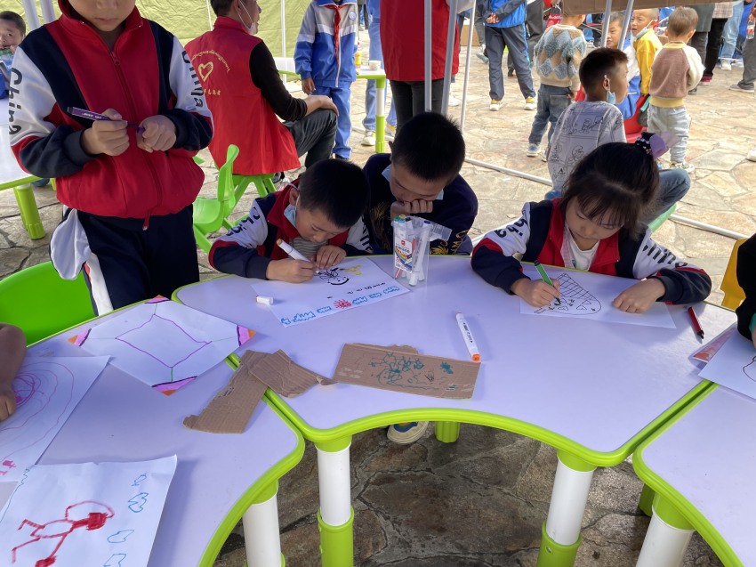 瀘定縣首個“青青兒童樂園”在磨西鎮(zhèn)貢嘎廣場投入使用。共青團四川省委供圖