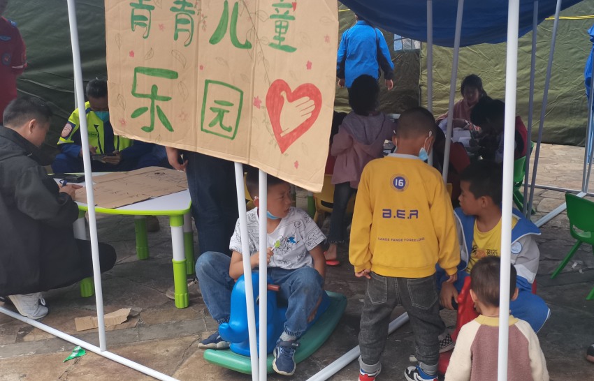 瀘定縣首個“青青兒童樂園”在磨西鎮(zhèn)貢嘎廣場投入使用。共青團四川省委供圖