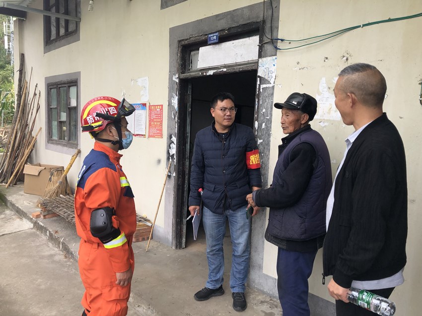 消防人員和村干部現場講解避險知識。四川消防供圖