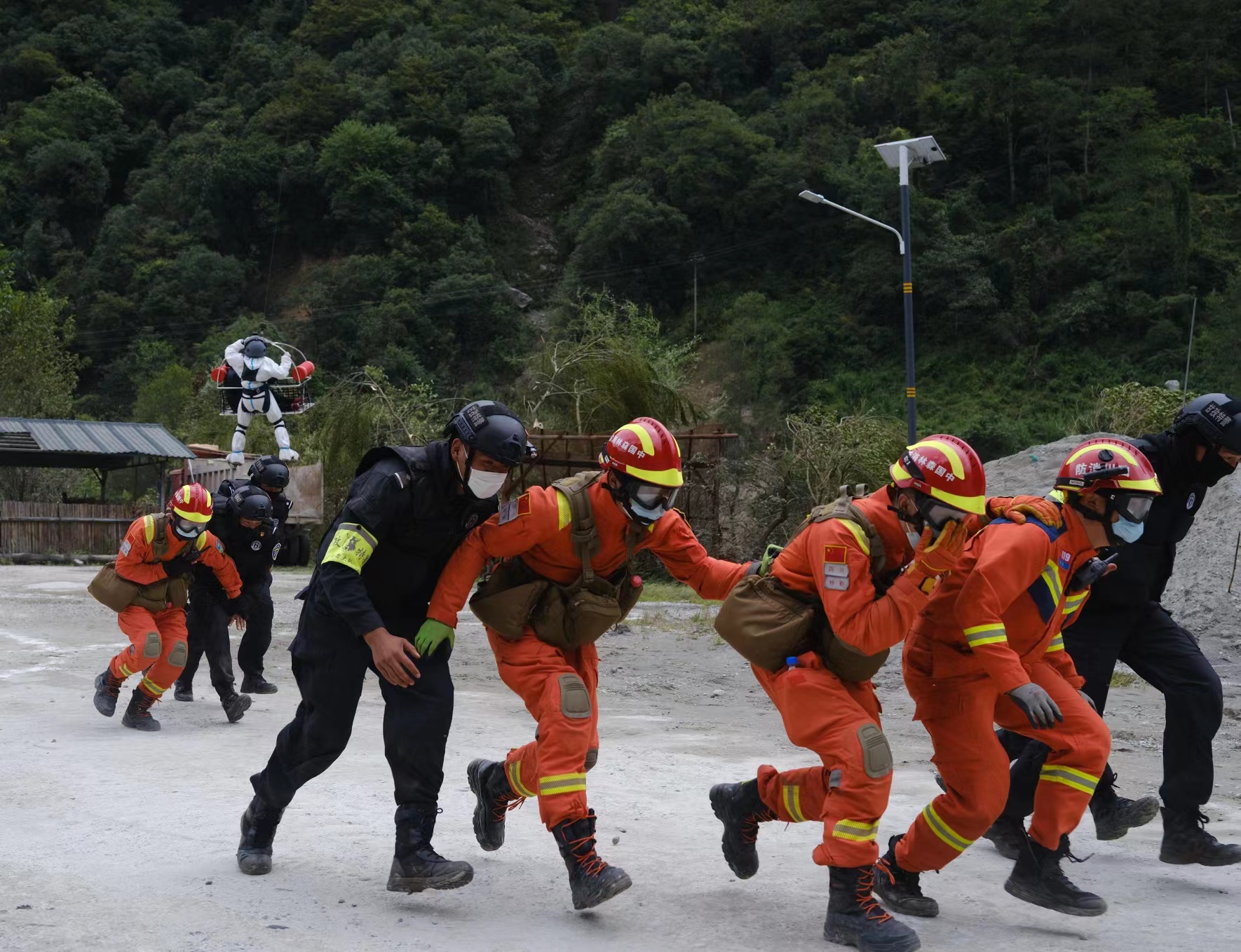 轉移被困群眾。四川省森林消防總隊供圖