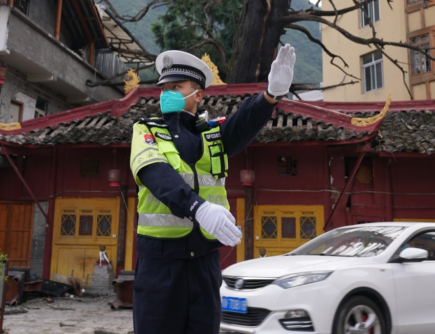 甘孜公安“震時(shí)警務(wù)”全面啟動(dòng)。甘孜公安供圖