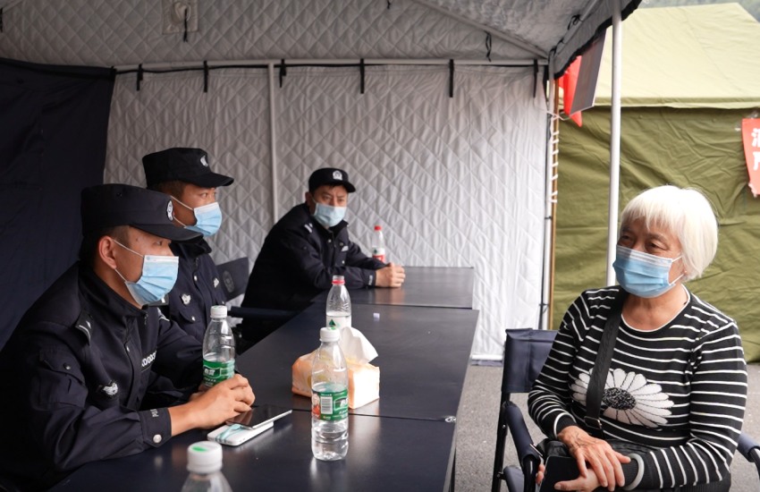 甘孜公安“震時警務(wù)”全面啟動。甘孜公安供圖
