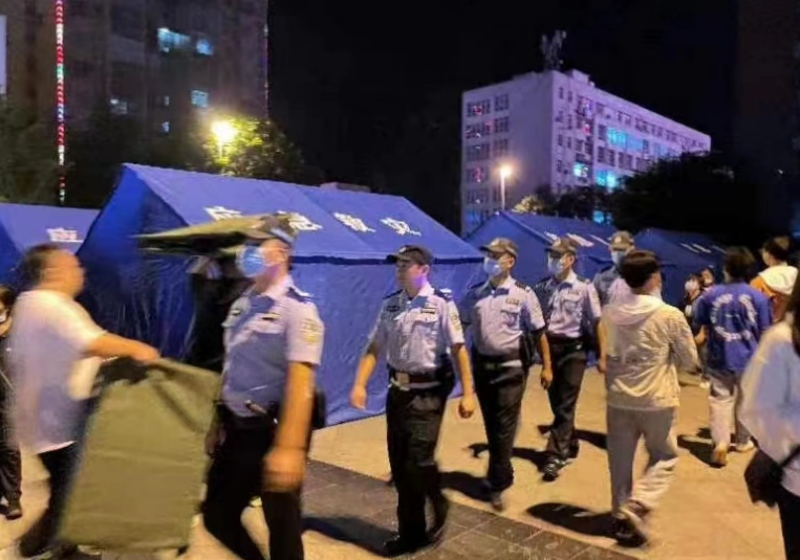 邱建華堅守抗震救災一線。雅安公安供圖