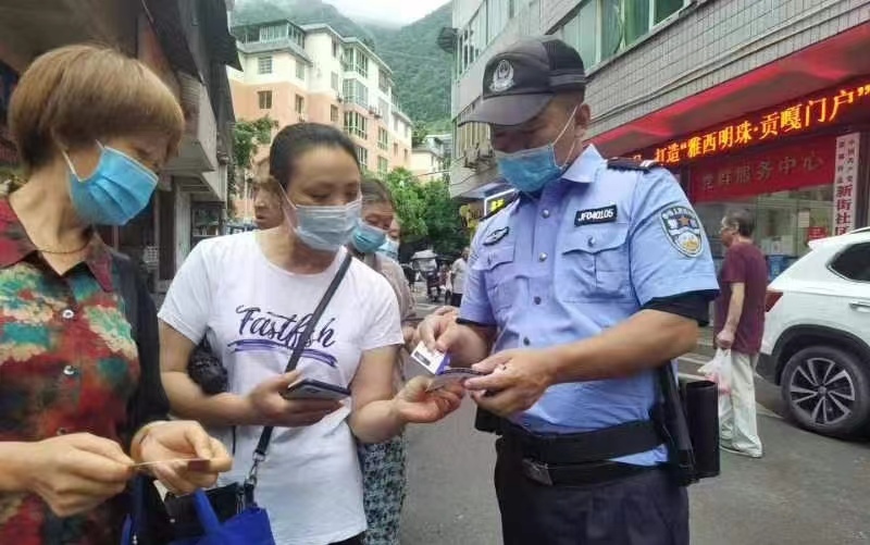 邱建華堅守抗震救災一線。雅安公安供圖