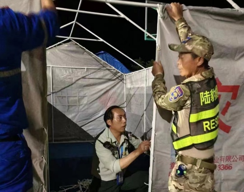 9月5日晚，成都市大邑縣退役軍人“戰(zhàn)旗紅”志愿服務(wù)隊“陸豹”救援隊連夜馳援瀘定災(zāi)區(qū)，被現(xiàn)場指揮部分配到醫(yī)療救助組。四川省退役軍人事務(wù)廳供圖