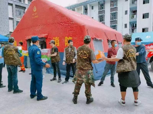 瀘定縣退役軍人事務(wù)局組織退役軍人志愿者、干部職工在得妥鎮(zhèn)抗震救災(zāi)指揮部協(xié)助開展物資轉(zhuǎn)運(yùn)工作。四川省退役軍人事務(wù)廳供圖