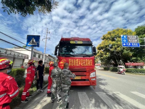 青白江區(qū)退役軍人“戰(zhàn)旗紅”志愿者支援震區(qū)。四川省退役軍人事務(wù)廳供圖