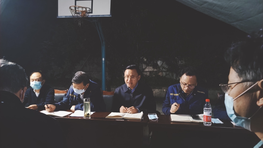 9月5日晚，伍定參加了自然資源廳廳長孫建軍主持召開的省地災指揮部前方工作組第一次會議。四川省地質局供圖
