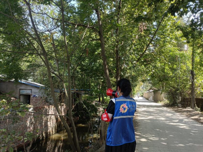 忙碌的微網格員。崇州市委組織部供圖