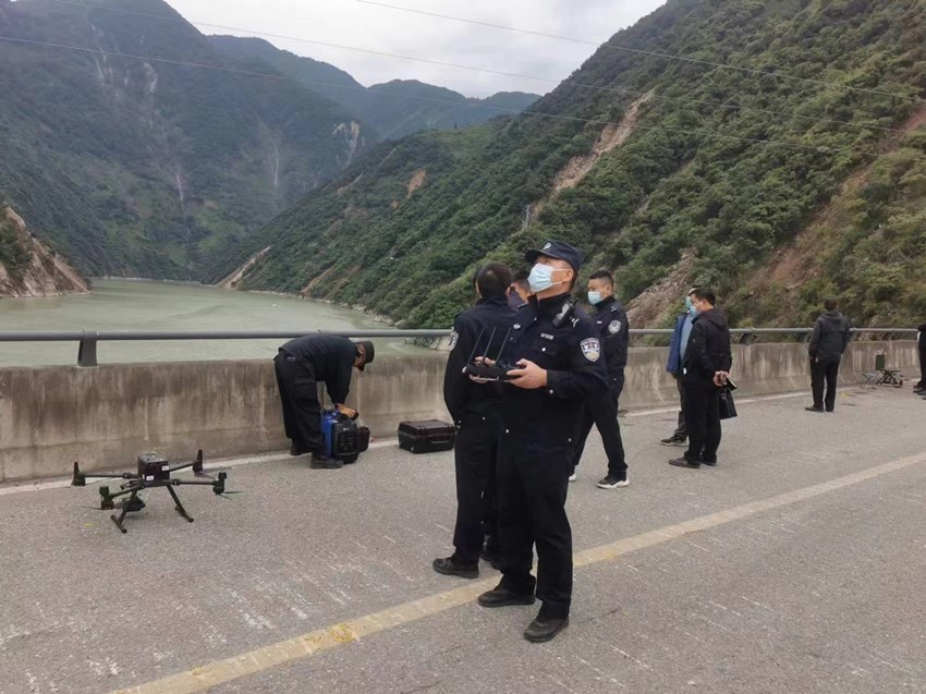 民警利用無人機進行搜尋。四川公安供圖