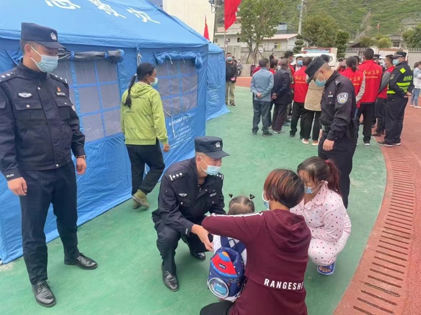 安置點民警幫助群眾解決困難。四川公安供圖
