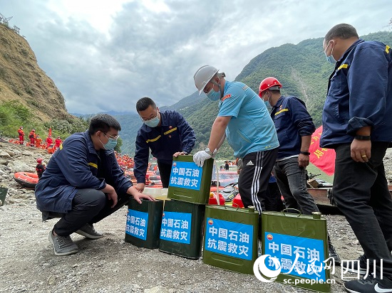 送油小分隊為救災現場的沖鋒舟、摩托艇等設備送油。李悅攝