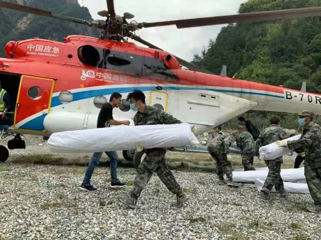 救援隊伍向石棉縣草科鄉空運物資。四川省應急管理廳供圖 
