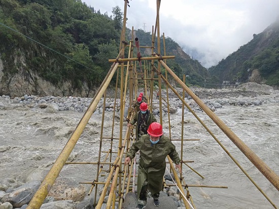救援隊徒步趕往救災地點。遂寧水利局供圖
