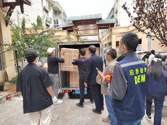 接收物資。四川省應急管理廳供圖