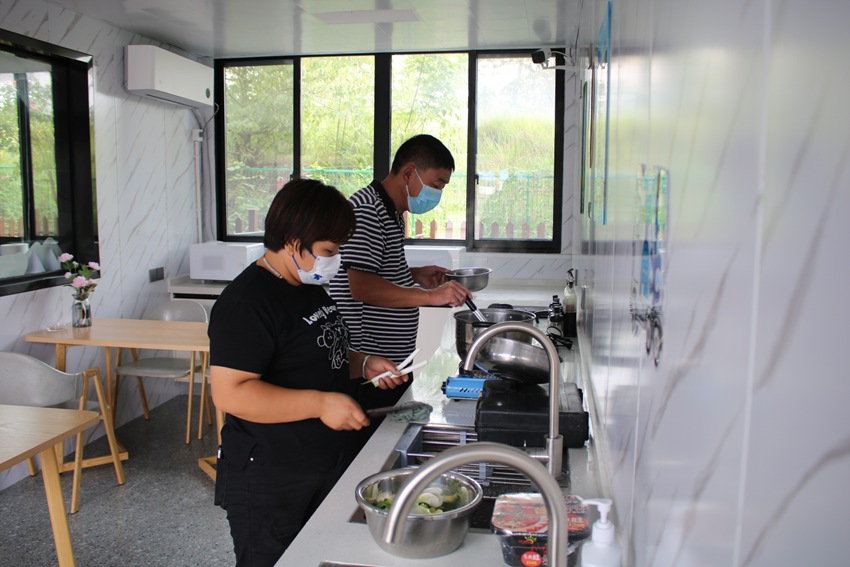 在貨車司機(jī)“暖心之家”，滯留服務(wù)區(qū)的師傅們可以自己做飯。省高管局供圖