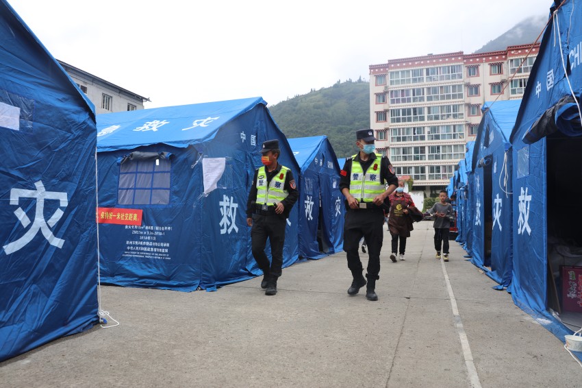 民警在安置點(diǎn)巡邏。甘孜公安供圖