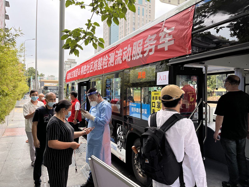 核酸檢測流動服務車載送核酸采樣員開展“流動式”“掃街式”核酸檢測服務。成都市國資委供圖