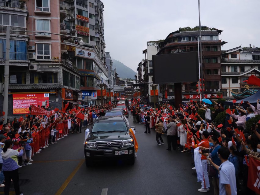 9月13日,瀘定縣,森林消防員撤離時受到當地居民夾道相送。程雪力攝