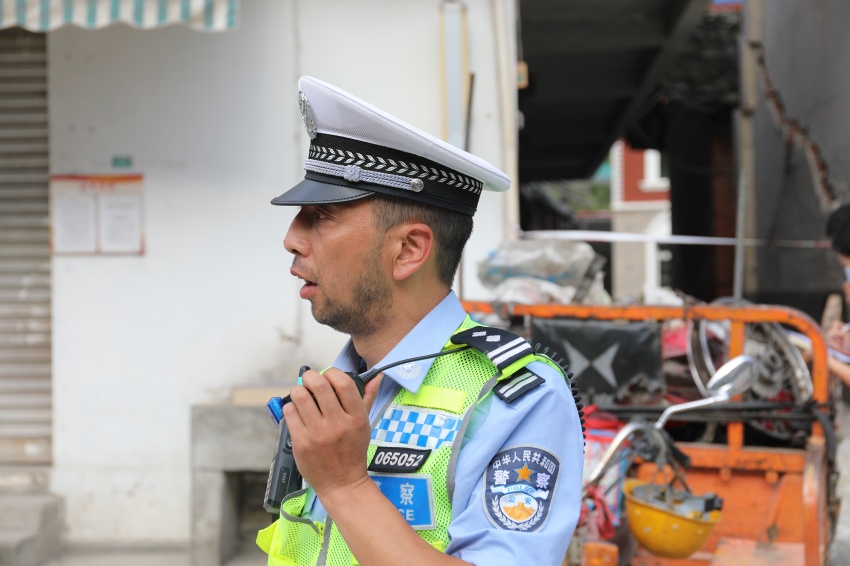 瀘定縣公安局交警大隊大隊長徐健。甘孜公安供圖