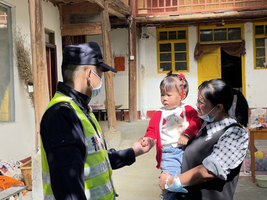 “懸崖”上的帳篷警務室守護群眾平安。甘孜公安供圖