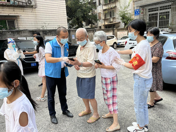 何春學（左）李研玲（右）夫妻協(xié)助開展核酸采樣。敘州區(qū)融媒體中心供圖