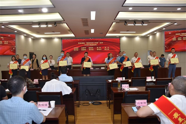 四川科施福農(nóng)業(yè)科技有限公司董事長(zhǎng)董漢清（右一）獲評(píng)榮縣“最美科技工作者”稱號(hào)。榮縣縣委宣傳部供圖