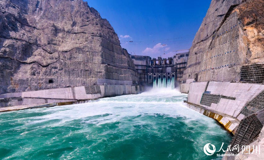 會(huì)東縣水能資源富集，圖為烏東德水電站大壩下游景觀。鄧中元攝