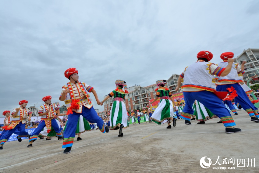 會(huì)東歷史悠久、民風(fēng)淳樸、民族風(fēng)情濃厚。圖為當(dāng)?shù)毓媚铩⑿』镎诒硌輼O具特色的會(huì)東蹢腳舞。黃劍攝