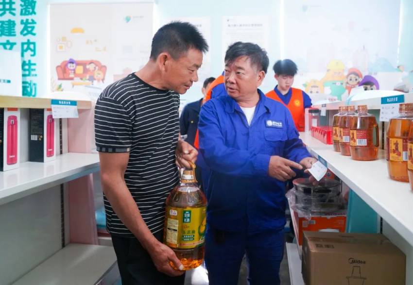 村民在電力愛心超市兌換商品。