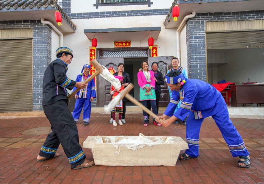 寧南民族文化獨具魅力，圖為西瑤鎮(zhèn)布依族“三月三” 節(jié)上打糍粑。胡小平攝