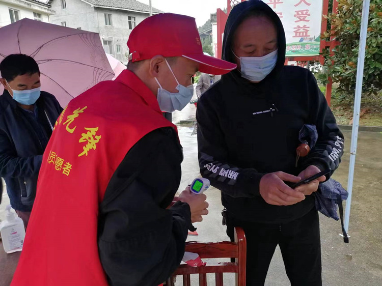 測(cè)溫掃碼。昭化區(qū)融媒體中心供圖