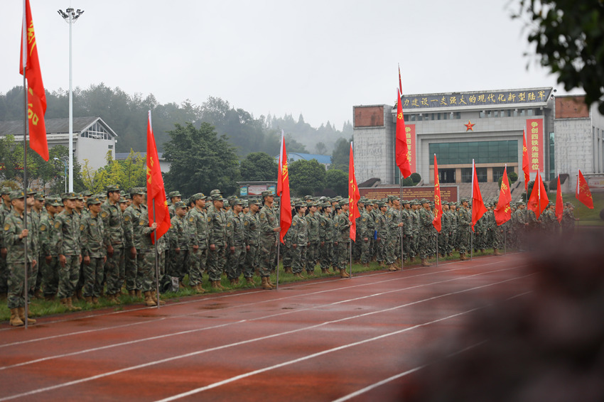 “開訓(xùn)典禮”現(xiàn)場(chǎng)。西部戰(zhàn)區(qū)陸軍某綜合訓(xùn)練基地供圖