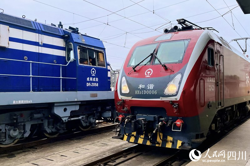 成都站停運最后一天，兩列機車在進行吊車作業。人民網 趙祖樂攝