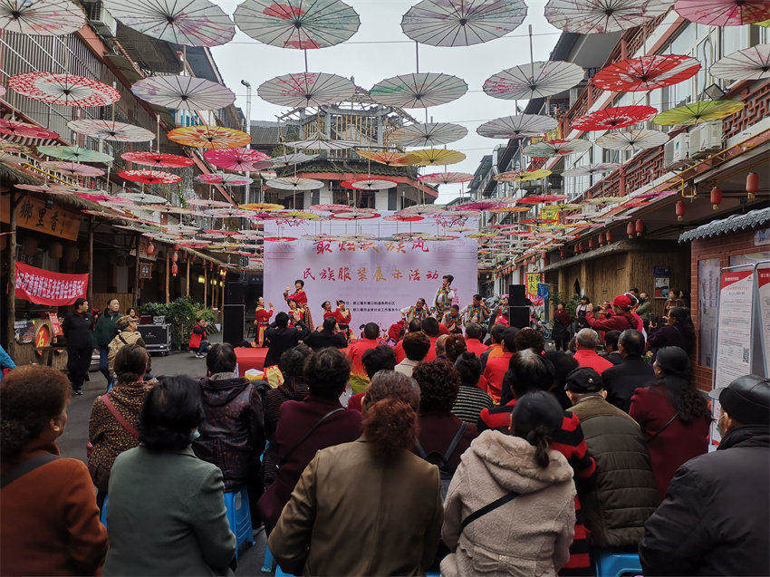 都江堰市南橋社區開展民族服裝展示活動。成都市民宗局供圖