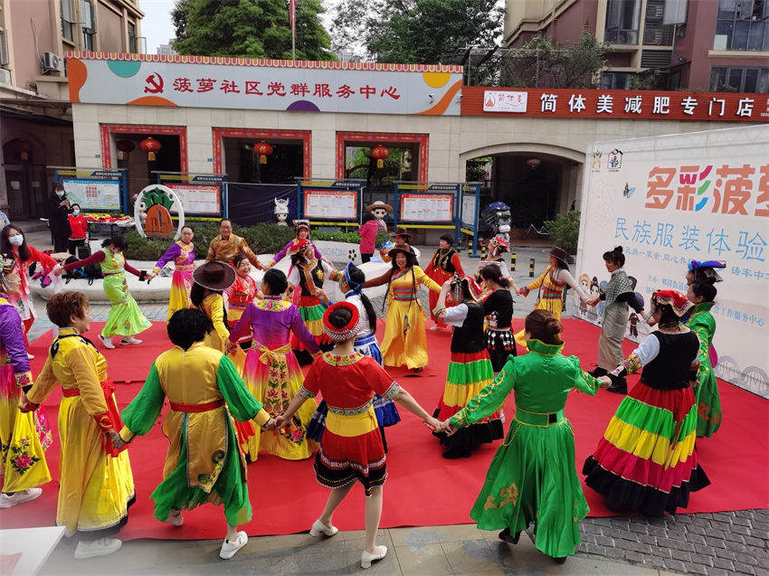 成都市郫都區(qū)菠蘿社區(qū)民族服飾體驗活動。成都市民宗局供圖
