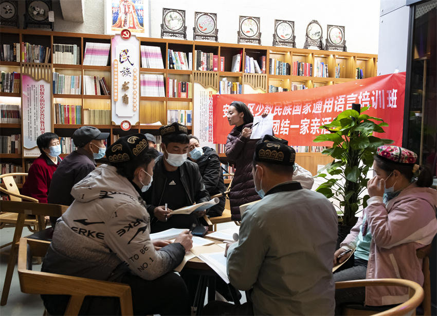 開展國家通用語言文字培訓。民宗局供圖